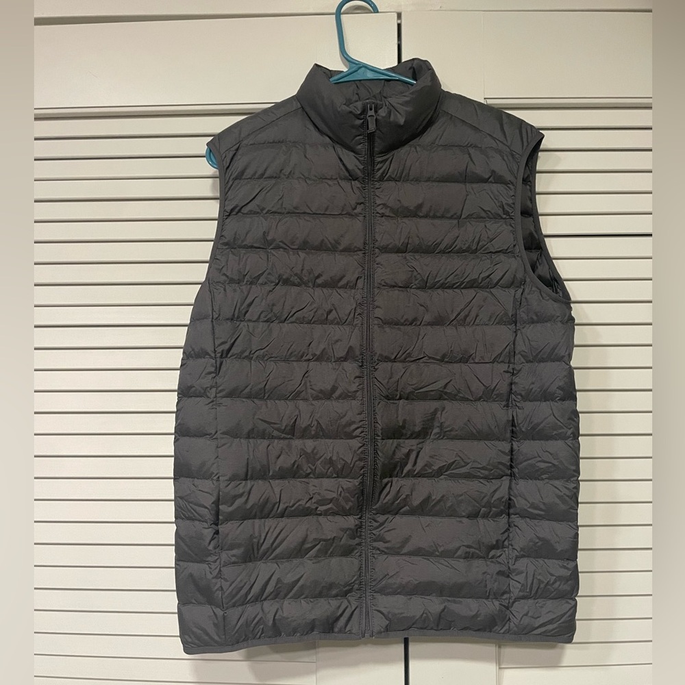 Uniqlo puffer vest in gray (M)